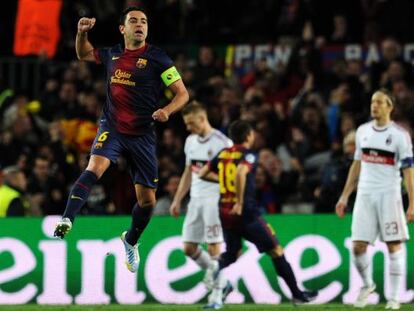 Xavi festeja un gol ante el Milan.