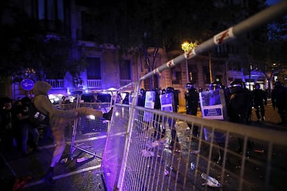 Los manifestantes protestan en las inmediaciones de la Delegación del Gobierno en Barcelona.