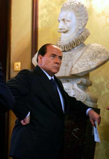 Silvio Berlusconi, poco antes de reunirse con el presidente de la Comisión, Durão Barroso, ayer en Parma.