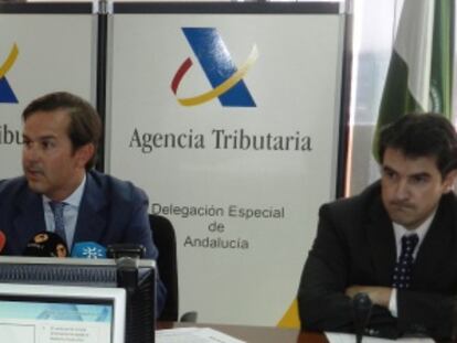 Alberto Garc&iacute;a Valera, delegado especial de la Agencia Tributaria en Andaluc&iacute;a, en el centro de la foto.