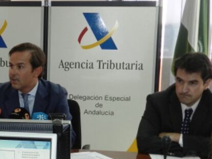 Alberto García Valera, delegado especial de la Agencia Tributaria en Andalucía, en el centro de la foto.