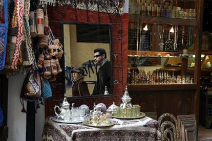 Las calles de Calderería Vieja y Calderería Nueva (en la fotografía) se han convertido en un zoco donde las teterías y restaurantes de <i>kebab</i> se mezclan con tiendas para comprar lámparas, alfombras y otros objetos.