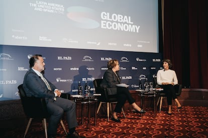 Christian Barrientos, director general de Abertis Mobility Services, y Teresa Parejo, directora de Sostenibilidad de Iberia (derecha), dialogaron sobre las tendencias y oportunidades comunes a los principales sectores de España y América. Moderó la mesa Inmaculada Riera, consejera delegada de la Cámara de Comercio de España. 