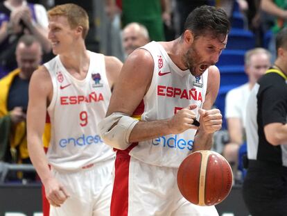 Spain's Alberto Diaz, left, and Spain's Rudy Fernandez, right celebrate winning the Eurobasket round of sixteen basketball match between Spain and Lithuania in Berlin, Germany, Saturday, Sept. 10, 2022. (AP Photo/Michael Sohn)