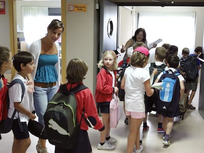 Alumnos y profesoras, a la entrada de las aulas del colegio Gabriela Mistral de Madrid.