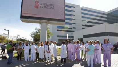 Concentración en el hospital La Fe en protesta por la gestión del contagio de ébola en Madrid.