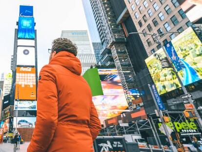 Un hombre admira los carteles de Times Square en Nueva York (EE UU).