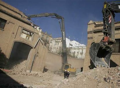 Obras de derribo de parte del edificio de Tabacalera en Valencia.