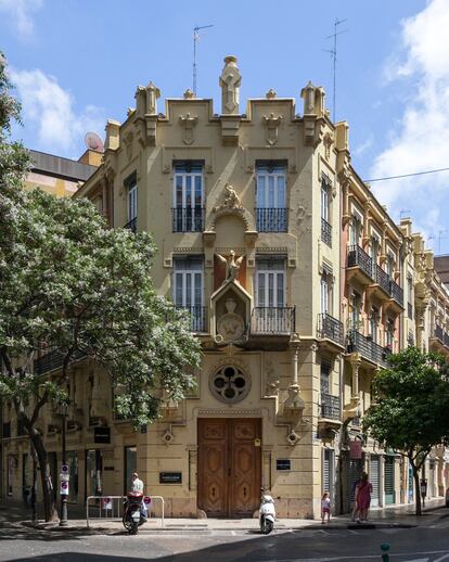 Edifico Cortina II (Casa de los dragones), de Joaquín María Arnau Miramón, de 1901, en las calles de Sorní y Jorge Juan.