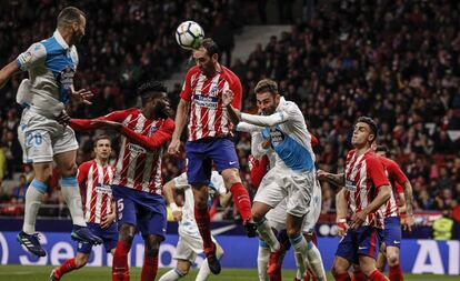 Godín disputa un balón aéreo.