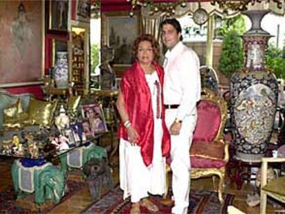 Sara Montiel y su novio, Tony Hernández, en el salón del domicilio de la actriz.
