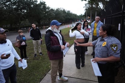 Migrantes en la oficina del Servicio de Inmigración y Control de Aduanas de Estados Unidos, en Miramar, Florida, el 21 de enero de 2025.