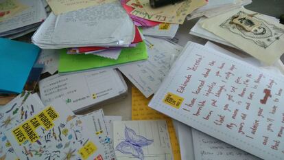 Alguna de las muchas cartas que Yecenia recibe cada día mientras está en prisión.