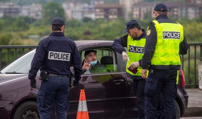 La policía francesa realiza controles en el paso fronterizo entre Irún y Hendaya durante la crisis del coronavirus.