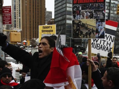 Khaled Dawoud en una manifestaci&oacute;n contra el r&eacute;gimen de Mubarak en Estados Unidos en 2011. Viv&iacute;a en Nueva York antes de regresar a Egipto a militar en la coalici&oacute;n opositora. 