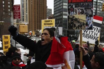 Khaled Dawoud en una manifestación contra el régimen de Mubarak en Estados Unidos en 2011. Vivía en Nueva York antes de regresar a Egipto a militar en la coalición opositora.