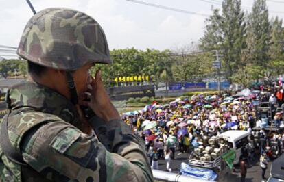 Los 'camisas amarillas' pro gubernamentales se manifiestan en Bangkok.