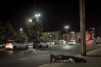 <p>Un solicitante de asilo africano duerme cerca del parque Levinski de Tel Aviv. A este distrito llegaron por primera vez muchos demandantes de asilo después de cruzar la frontera entre Egipto e Israel y ser liberados del centro de internamiento de extranjeros. Gran parte de la comunidad se ha instalado en esta zona de la ciudad, en la que se encuentra la estación central de autobuses y abundan los pequeños negocios dirigidos por miembros de la misma. Sin embargo, en general, la sociedad israelí los discrimina y permanecen atrapados en un limbo legal, sin que las instituciones del Estado los reconozcan como solicitantes de asilo.</p> <p>Con frecuencia, han llegado a Israel afectados por enfermedades mentales debido a que han estado expuestos a niveles extremos de violencia, estrés y sufrimiento en sus países de origen y durante su huida. Apenas tienen posibilidades de curarse, mejorar e integrarse, y algunos recurren a los pequeños delitos o acaban en la indigencia.</p>