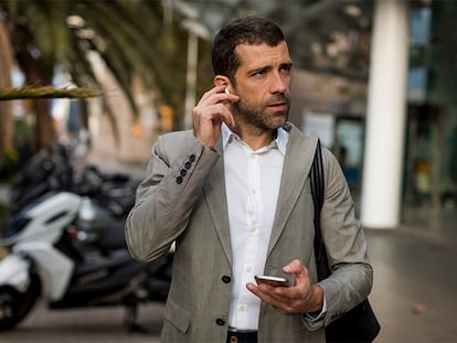 un hombre poniéndose los auriculares.