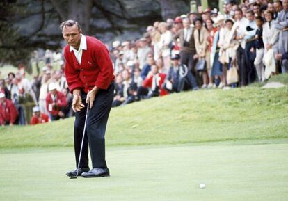 Arnold Palmer en acción durante el campeonato del Club Olímpico de San Francisco, California (EE.UU), en 1966.