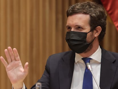 El presidente de PP, Pablo Casado, en la reunión de los grupos parlamentarios de la formación en el Congreso de los Diputados, este lunes.