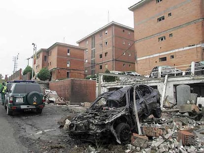 Estado en el que quedó la casa cuartel de la Guardia Civil de Durango tras el atentado con coche bomba del viernes.