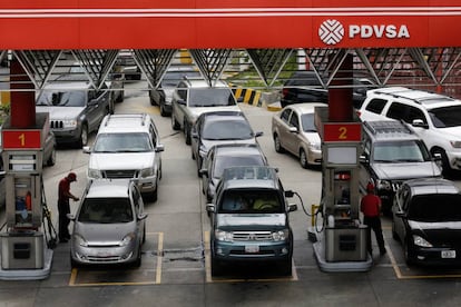 Largas colas en una gasolinera de Caracas.