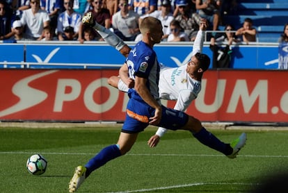 Cristiano Ronaldo tras lanzar la pelota.