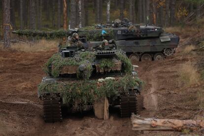 Dos Leopard del Ejército alemán, durante maniobras militares de la
OTAN en octubre en Pabrade (Lituania).