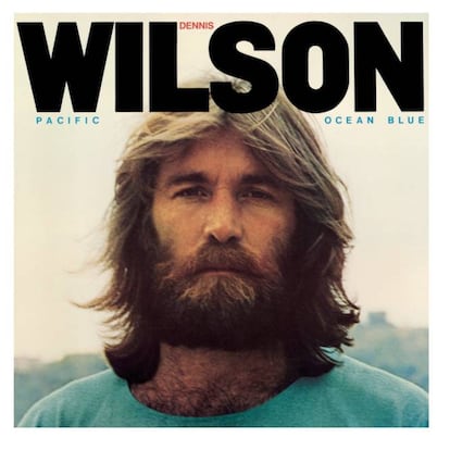 <strong>Por que é tão bom.</strong> Dennis não era considerado o mais talentoso dos Beach Boys, comandados sem dúvida por Brian Wilson. Mas foi ganhando peso como compositor à medida que seu irmão mais velho cedia protagonismo. Em 1977 foi o primeiro membro do grupo a debutar solo com o delicioso 'Pacific Ocean Blue', um perfeito tratado de rock californiano, com peças tão brilhantes como 'River song' e 'Dreamer'. Foi um relativo sucesso na época –vendendo mais de 300.000 cópias–, graças a suas harmonias vocais, as melodias de piano e o som musculoso e em alguns momentos grandiloquente, na linha do melhor rock dos anos 70. </p> <strong>Por que só gravou um disco.</strong> O álbum não teve uma grande promoção pelo comportamento errático de Dennis, que se limitou a fazer alguns shows pela Costa Oeste dos EUA. Quis continuar como solista, mas não obteve apoio de seu selo, por isso duas de suas novas canções terminaram no álbum seguinte dos Beach Boys ['L.A. (Light Album)' de 1979]. Além disso, com o tempo as relações no Beach Boys foram piorando e em 1983 Dennis foi expulso temporariamente por causa de seus vícios. Em 28 de dezembro de 1983 se afogou em Marina del Rey (Califórnia), depois de ficar bebendo todo o dia e sair para mergulhar à tarde. Seu segundo disco, 'Bambu', ficou inacabado, mas suas demos acústicas foram lançadas na reedição do trigésimo aniversário de 'Pacific Ocean Blue'.