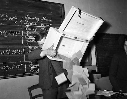 Recuento de votos tras unas elecciones en Francia en 1956.