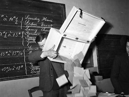 Recuento de votos tras unas elecciones en Francia en 1956.