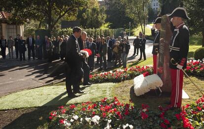 El alcalde de Bilbao, Iñaki Azkuna (PNV), y el presidente de la Diputación Foral de Bizkaia, José Luis Bilbao (PNV), han participado en el acto organizado por el Consistorio bilbaíno en el parque de Doña Casilda.