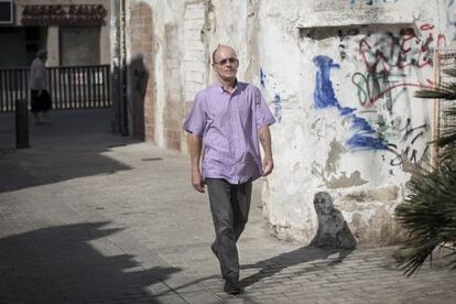 Alfonso García pasea por una calle de Badalona
