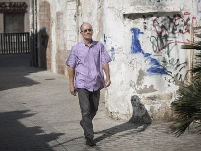 Alfonso Garc&iacute;a pasea por una calle de Badalona