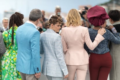 Los miembros del jurado, de izquierda a derecha, Ava Duvernay, Denis Villeneuve, Kristen Stewart, Cate Blanchett y Khadja Nin posan para los medios gráficos, el 8 de mayo de 2018.