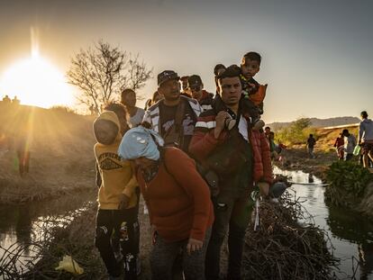 Cientos de migrantes caminan por el río Bravo buscando entregarse a la Patrulla Fronteriza de El Paso (Texas), este miércoles.