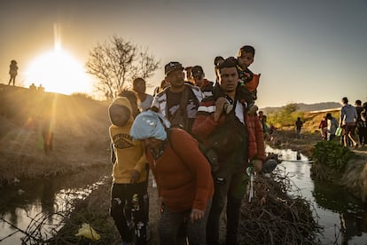 Cientos de migrantes caminan por el río Bravo buscando entregarse a la Patrulla Fronteriza de El Paso (Texas), este miércoles.