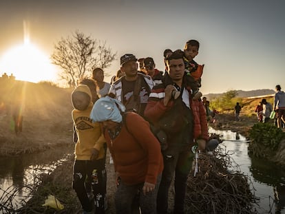 Cientos de migrantes caminan por el río Bravo buscando entregarse a la Patrulla Fronteriza de El Paso (Texas), este miércoles.