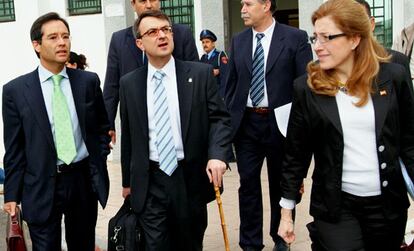 El juez de la Audiencia Nacional Juan del Olmo a su llegada al Tribunal de Apelación de Rabat, en compañía de la fiscal Olga Sánchez y del magistrado de Enlace de España en Marruecos, Angel Llorente.