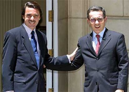 José María Aznar y Álvaro Uribe, en el palacio de La Moncloa en julio de 2002.