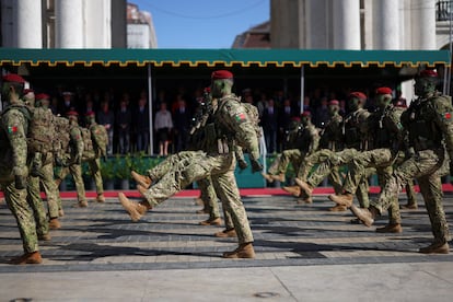 Military personnel parade during the commemorative ceremony for the 50th anniversary of the Carnation Revolution, this Thursday in Portugal.