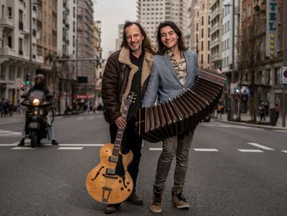 Alejandro y Matías Picciano, del grupo La Porteña Tango, en la Gran Vía de Madrid