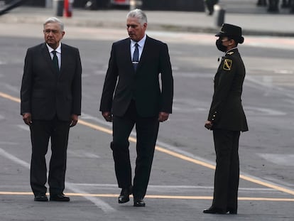 El presidente de Cuba, Miguel Díaz-Canel, acompaña al presidente de México, Andrés Manuel López Obrador, durante las celebraciones del Día de la Independencia.