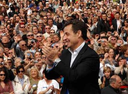 El candidato conservador a la presidencia francesa, Nicolas Sarkozy, durante un mitin ayer en Aix-en-Provence, al sur de Francia.