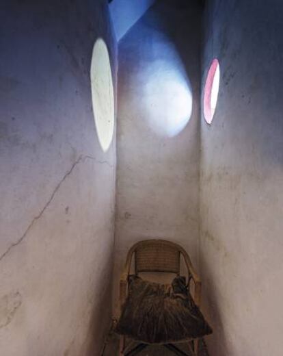 lImagen de la primera planta de Son Boter, un espacio no abierto al público donde se halla esta habitación. Aquí se sentaba el artista a pensar mucho durante largos ratos.
