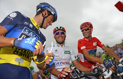 De izquierda a derecha: Alberto Contador, Purito Rodríguez y Alejandro Valverde antes del comienzo de la etapa.