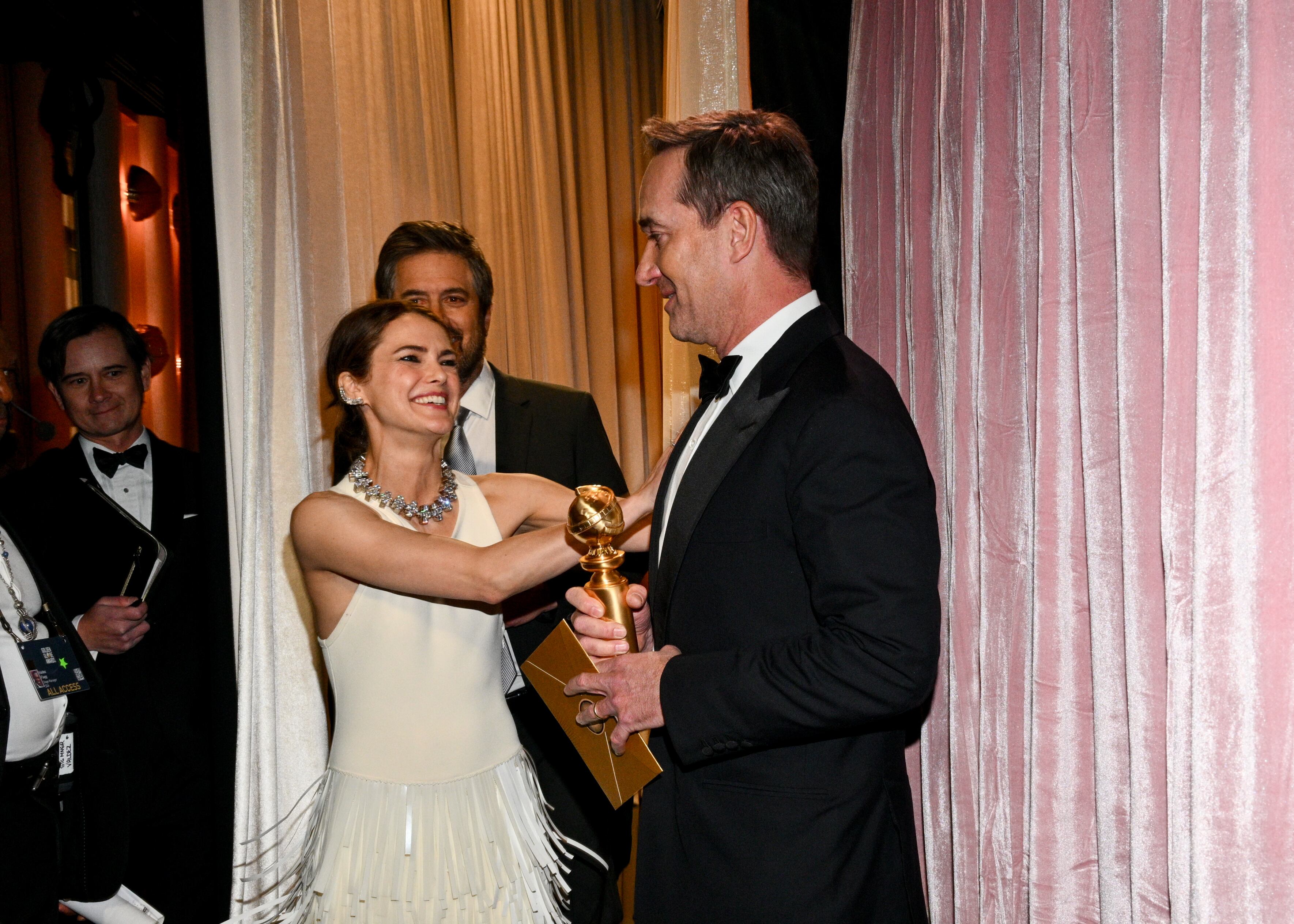 Keri Russell se encargó de entregarle el premio a Matthew Macfadyen por 'Succession'.