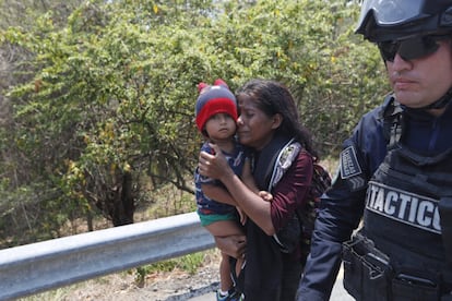 Uma mãe, que fugia de seu país da América Central com destino aos EUA, chora enquanto ela é detida com o filho ainda bebê. Eles foram levados sob custódia das autoridades mexicanas no início da semana, em 22 de abril.