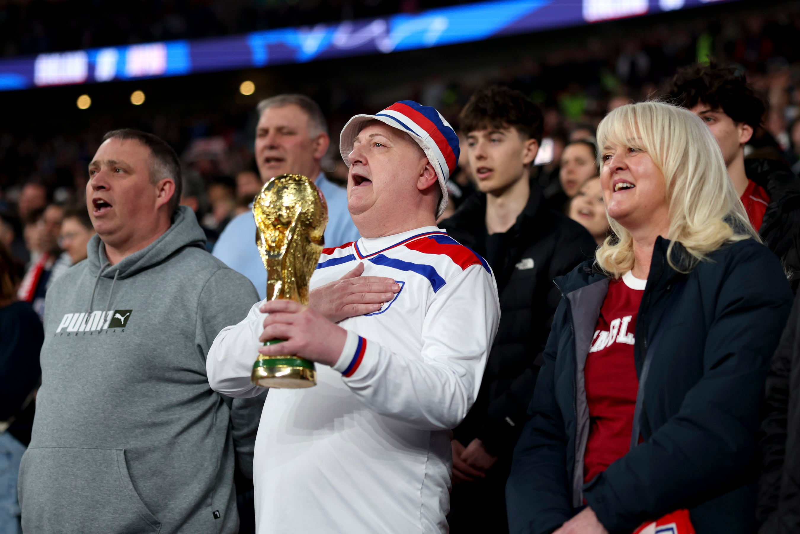Los otros protagonistas del Mundial: hinchadas que no solo cantan cuando ganan